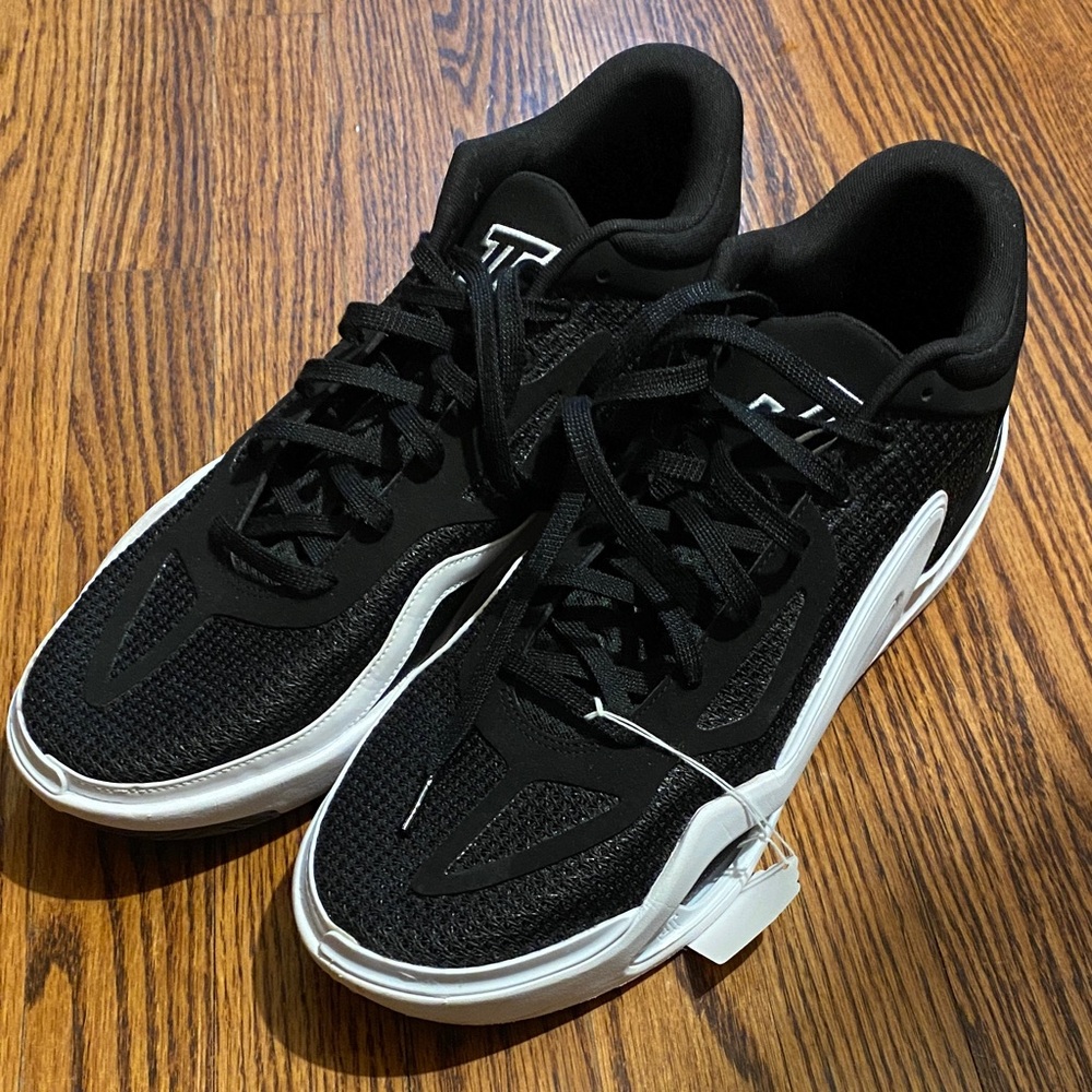 Men’s black and white Jordan Tatum 1 TB basketball shoes